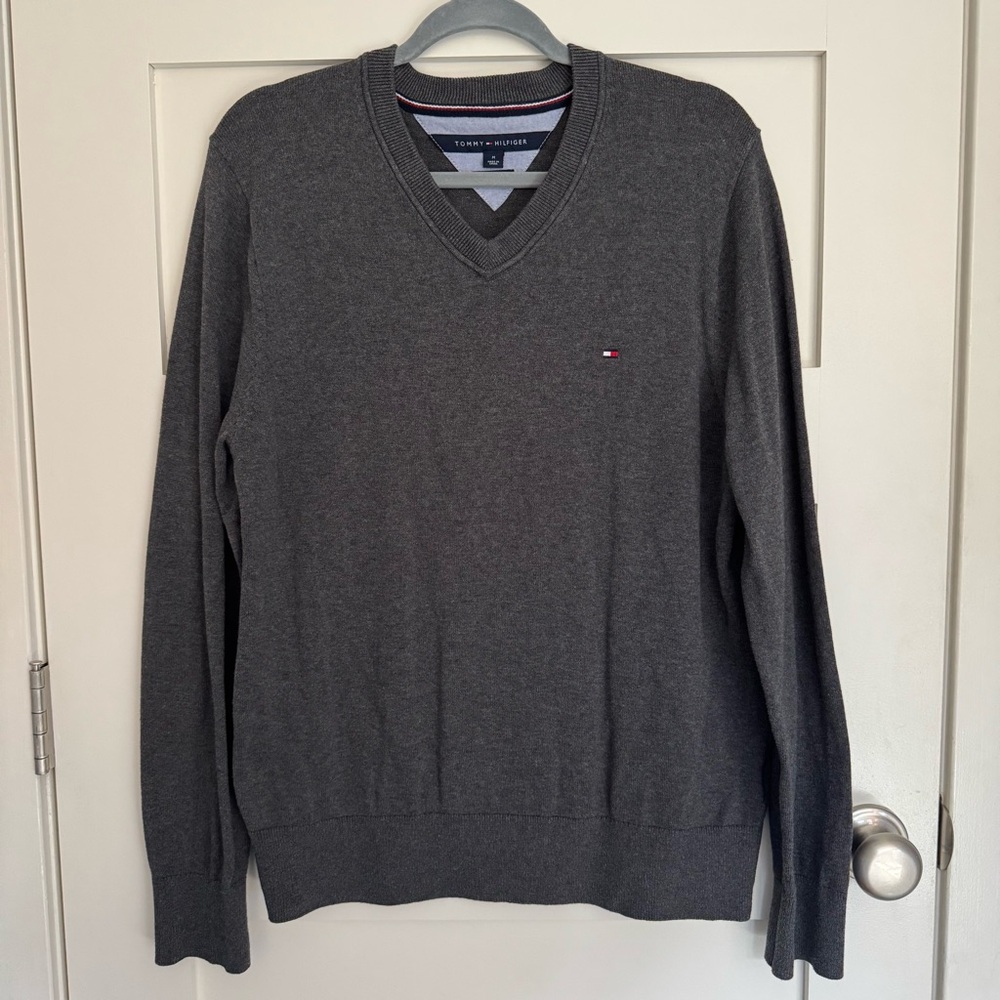 Tommy Hilfiger Thin Men's Gray V-neck Dressy Sweater! Great for Spring!
